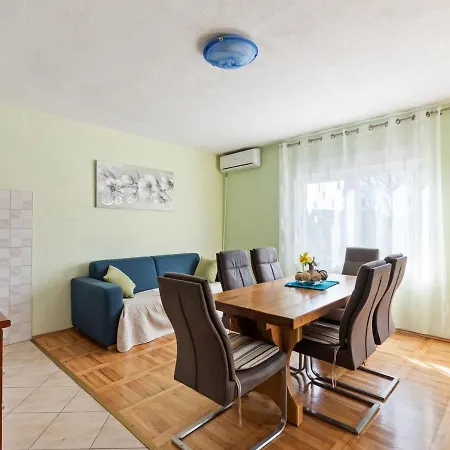 Peaceful In With Swimming Pool Holiday home Benkovac