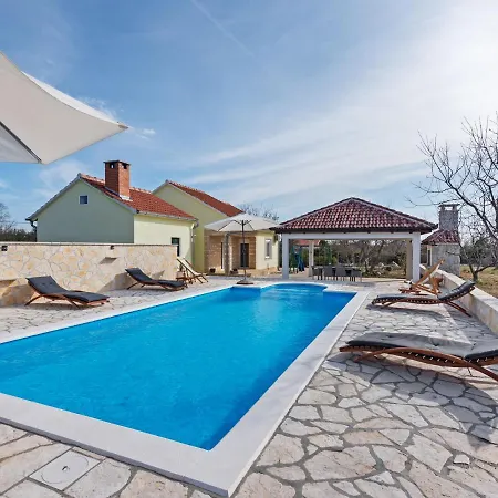 Peaceful In With Swimming Pool *