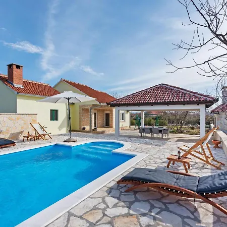 Peaceful In With Swimming Pool Holiday home